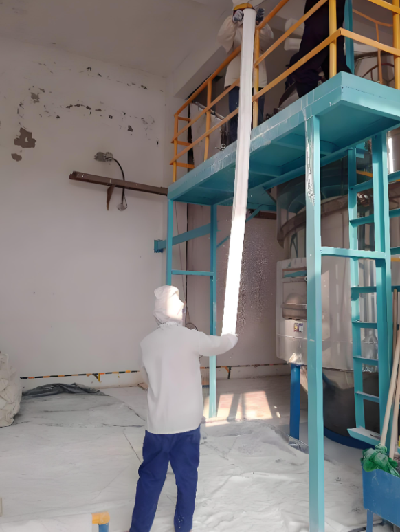 工廠技術人員更換除塵器濾袋現(xiàn)場圖